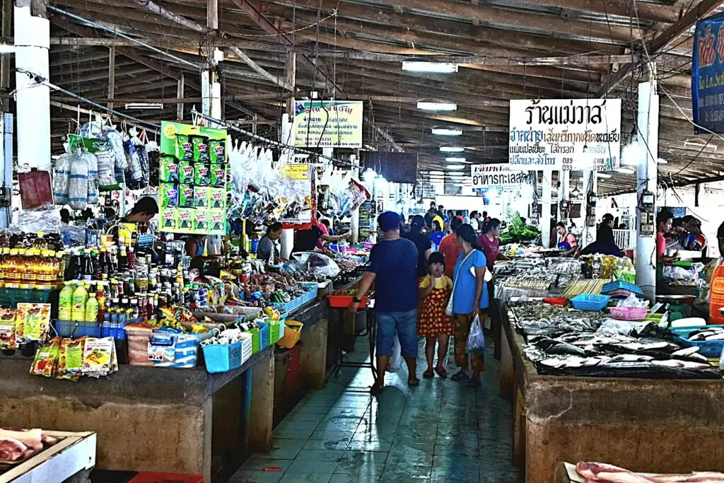 Thaise overdekte versmarkt in Khao Lak