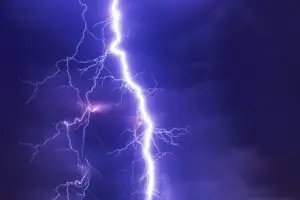 Bliksem in de lucht blauw van kleur