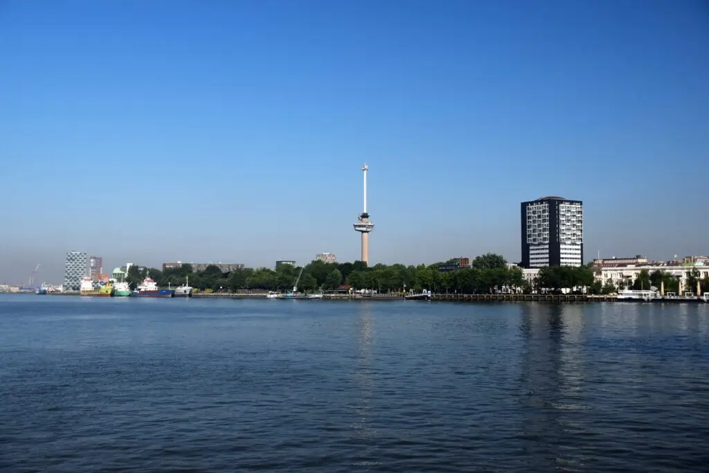 Nederland, Euromast in Rotterdam met de maas op de voorgrond