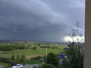 Dreigende wolken boven een groot veld