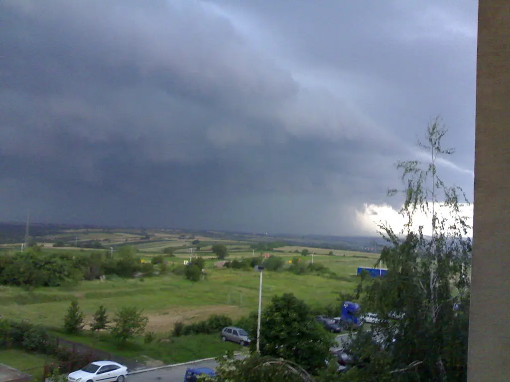Dreigende wolken boven een groot veld