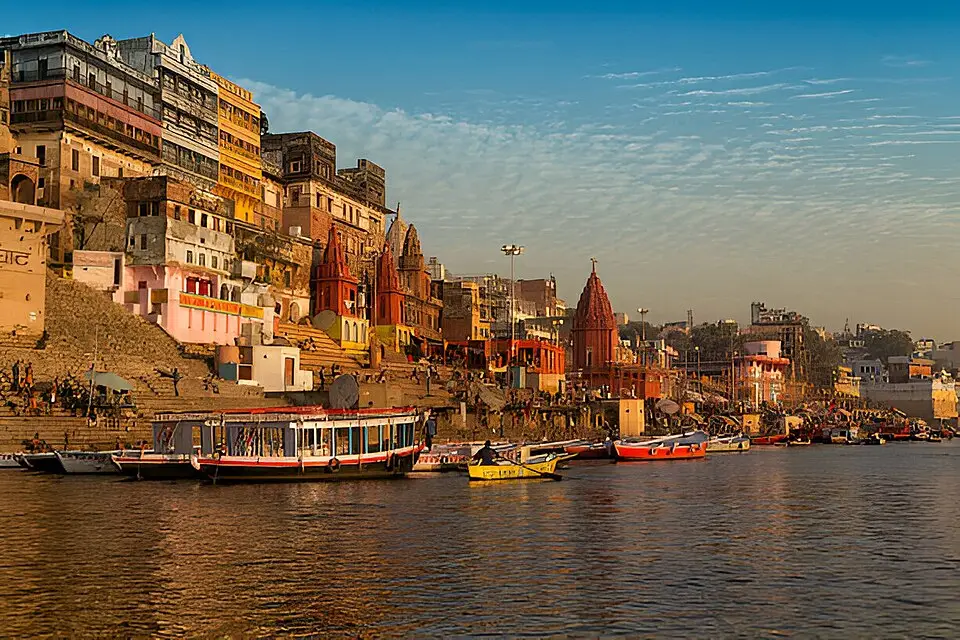 India trappen (ghats) naar de rivier de Ganges