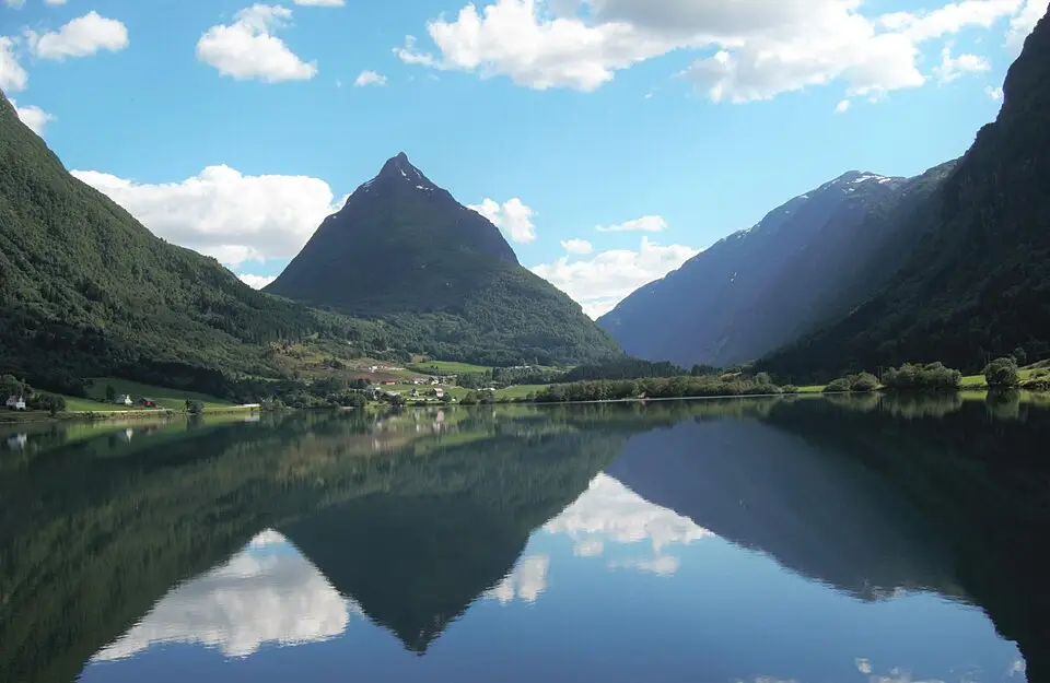 Noorwegen, reflectie van de Eggjenibba berg in het Bergheimsvatnet meer