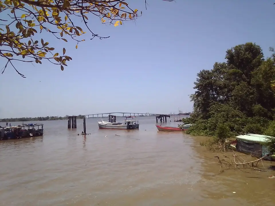 Suriname Waterkant Jules Wijdenbosch brug in de verte