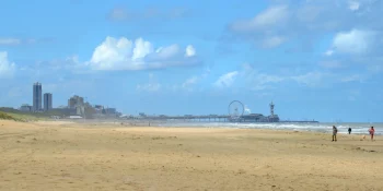 De pier van Scheveningen gezien vanaf Wassenaar