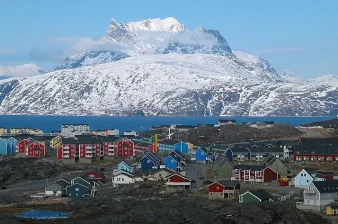 Groenland, hoofdstad Nuuk met de Sermitsiaq berg