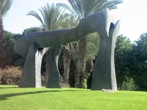 Israël, 'Dolmenic Arch I', by Eli Ilan bij de Tel Aviv universiteit