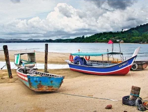 Maleisië Langkawi vissersboten op het strand