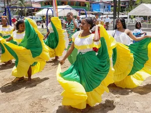 Panama, danseressen met kleurijke traditionele kleding